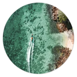 Boot langs kristalheldere kust