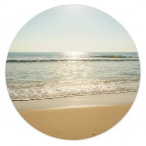 Golfslag op een rustig zandstrand