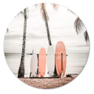 Surfboards onder palmbomen aan zee