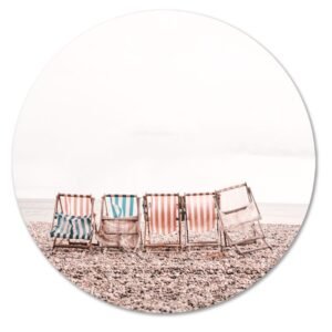 Strandstoelen op een rustig kiezelstrand