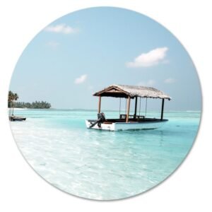 Kustbootje op turquoise zee